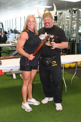 Amanda Micka powerlifts raw and equipped
